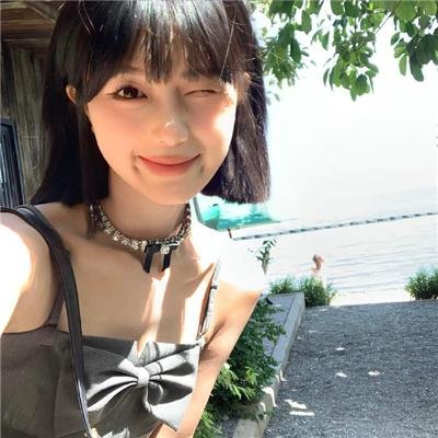 黑衣女孩